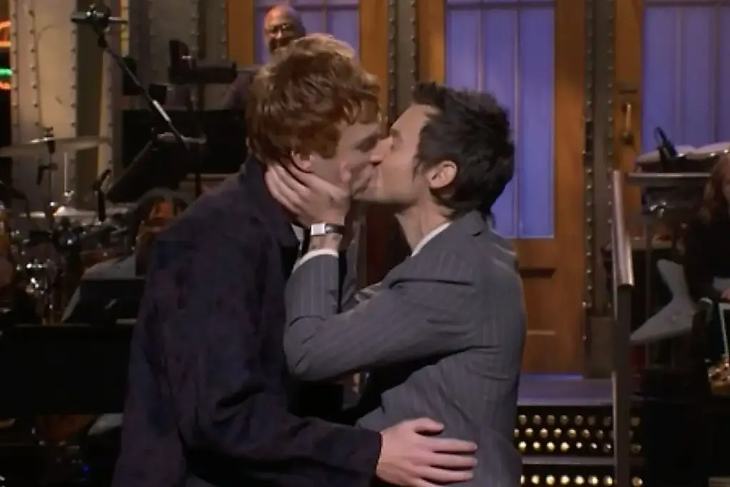 Harry Styles en SNL: beso y troleo