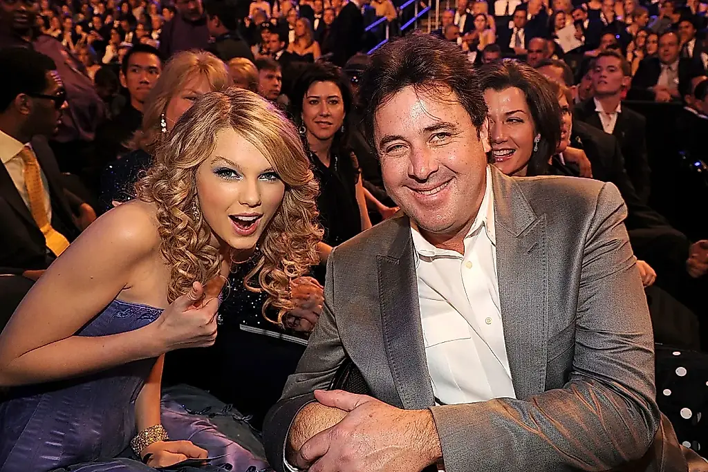 Vince Gill apoya a Taylor Swift