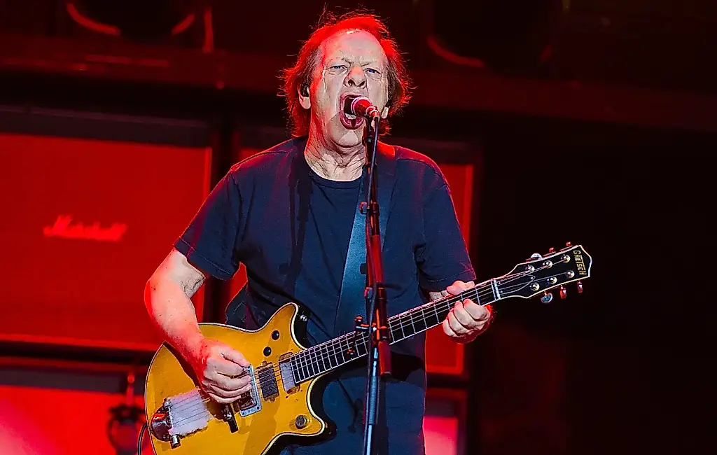 El guitarrista de AC/DC, en el hospital