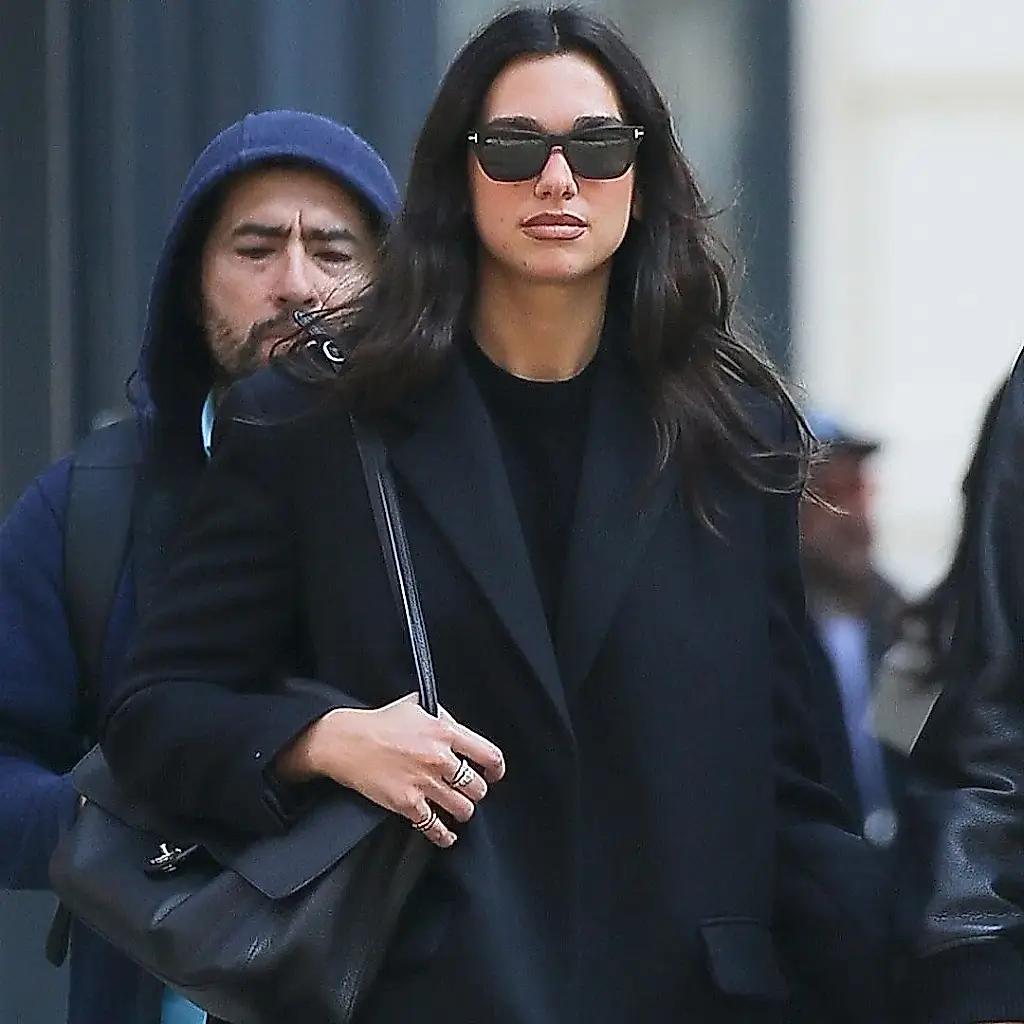 Callum Turner entre Dua Lipa y su bolso