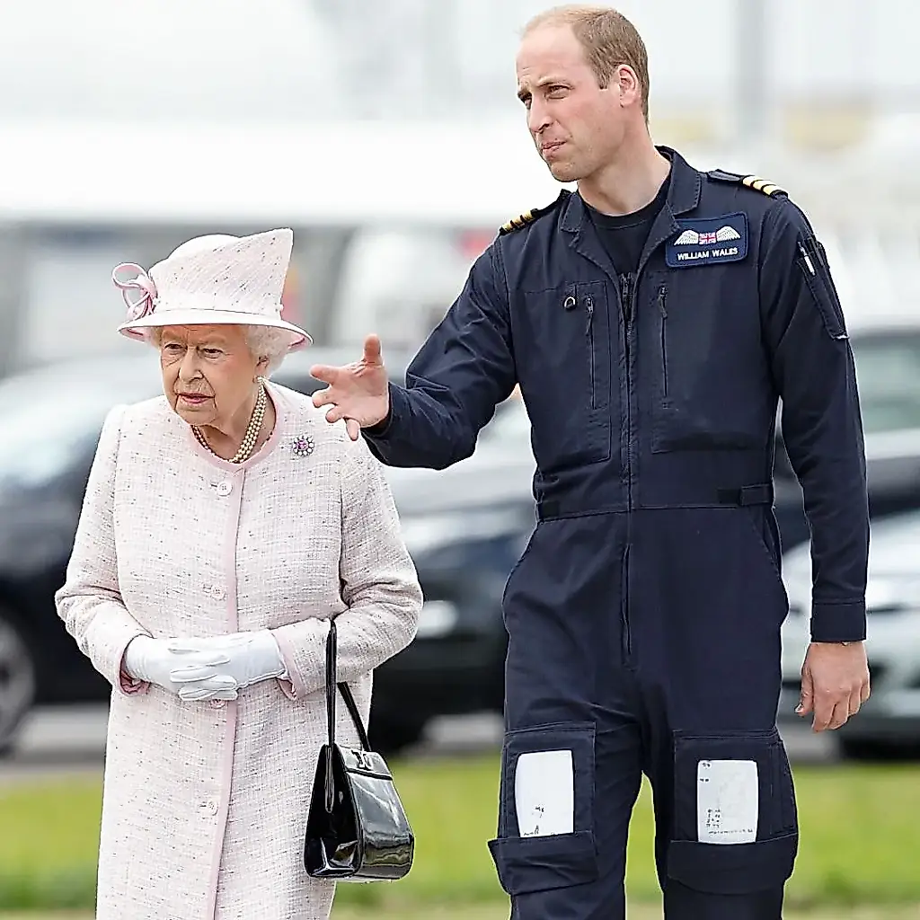 La reina y William
