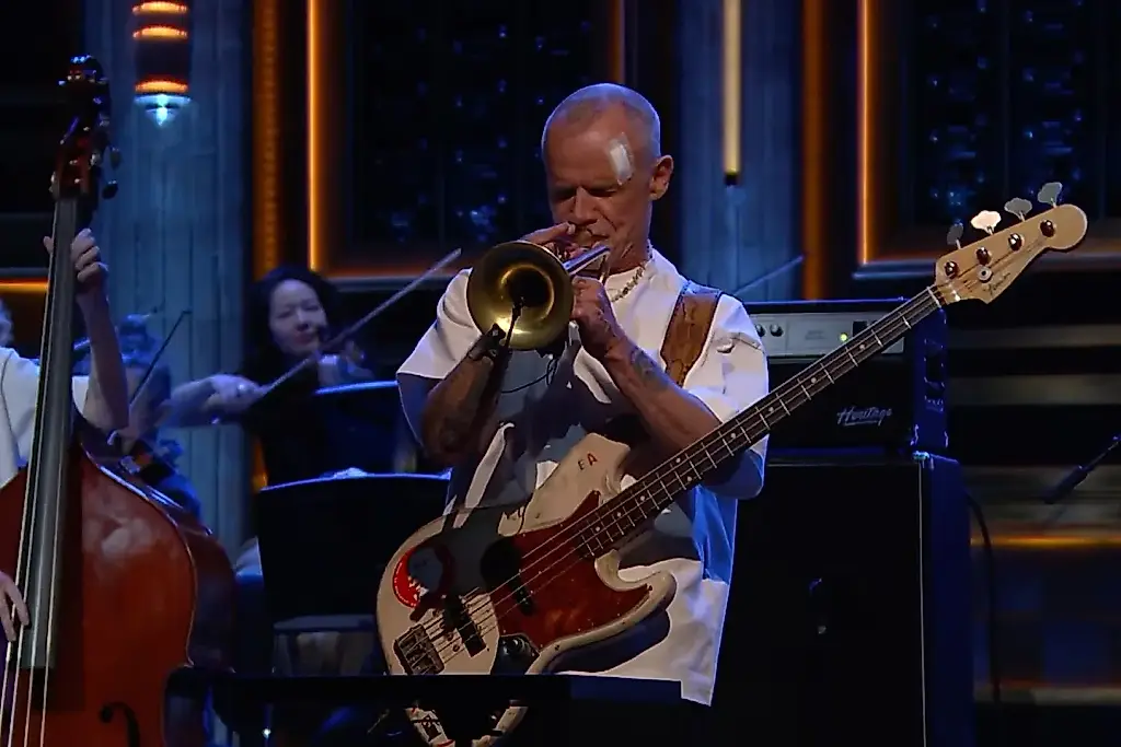 Flea sorprende con jazz en el programa de Fallon