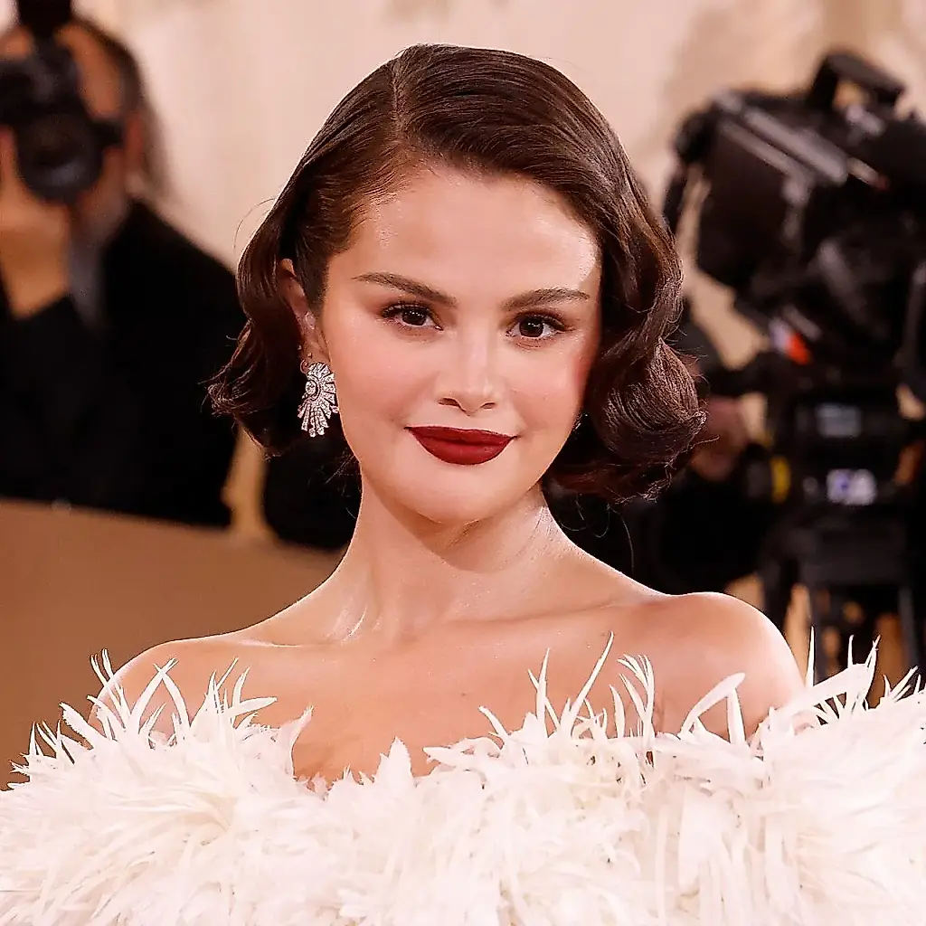 Selena Gomez apuesta por una manicura rosa