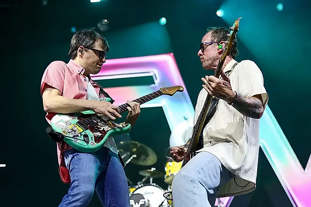 Weezer en un tejado: un regreso por todo lo alto