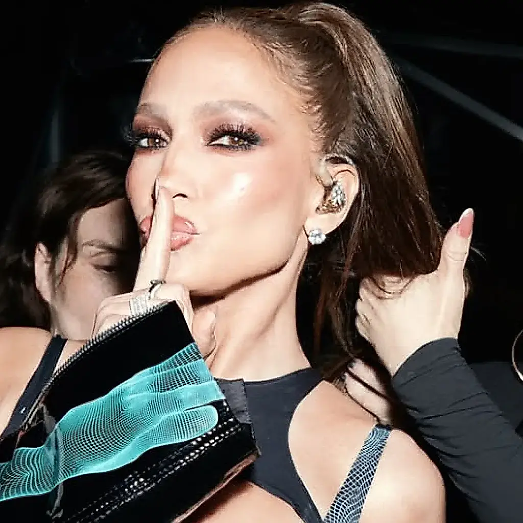 Adiós a la alfombra roja: Jennifer Lopez se plantó «en el suelo» con un mono atrevido