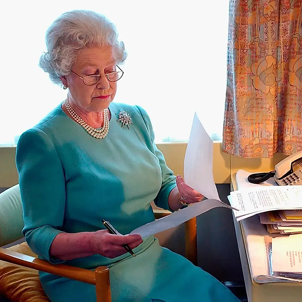 Calma y pereza: los secretos de la rutina matutina de Isabel II
