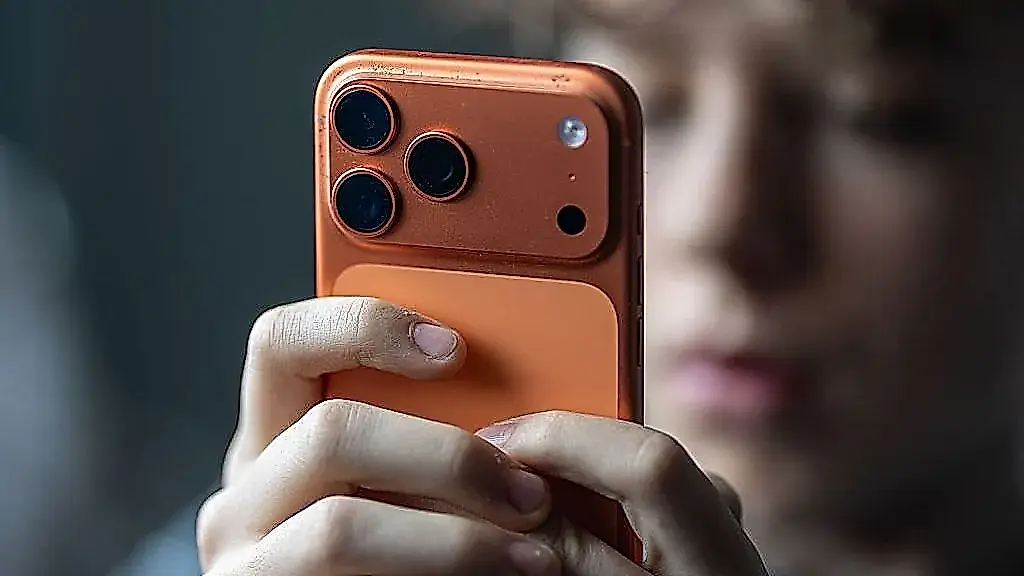 Critican a Apple por sus nuevas funciones de seguridad infantil: traslada la responsabilidad a los desarrolladores y no elimina el peligro real