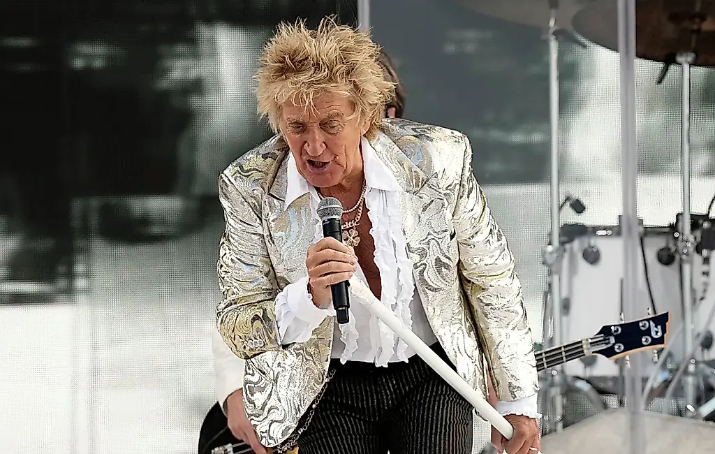 Rod Stewart bromea tras sufrir un episodio en el escenario: «¿Puedo sentarme?»