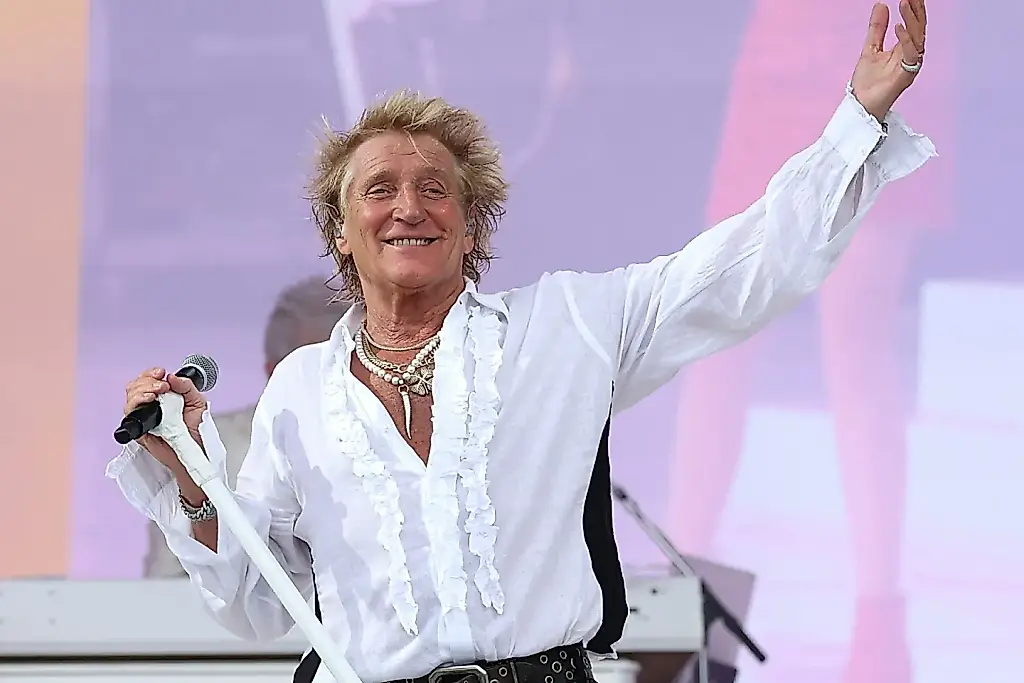 Rod Stewart se ve obligado a usar una bombona de oxígeno durante un concierto tras sufrir un desvanecimiento