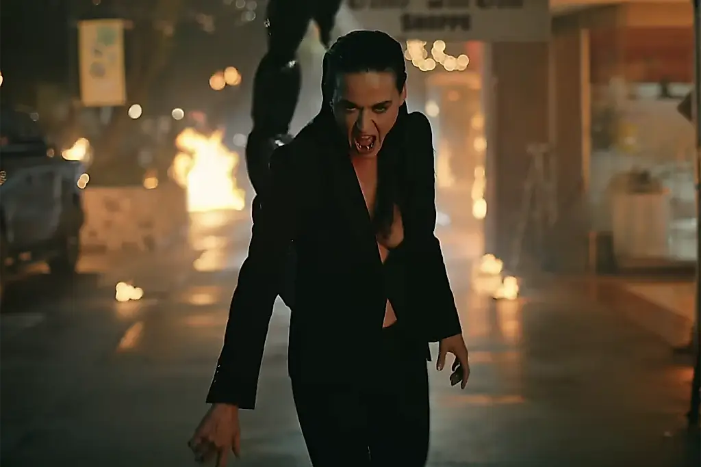 Katy Perry quema puentes: nueva canción y videoclip «Watch It Burn»
