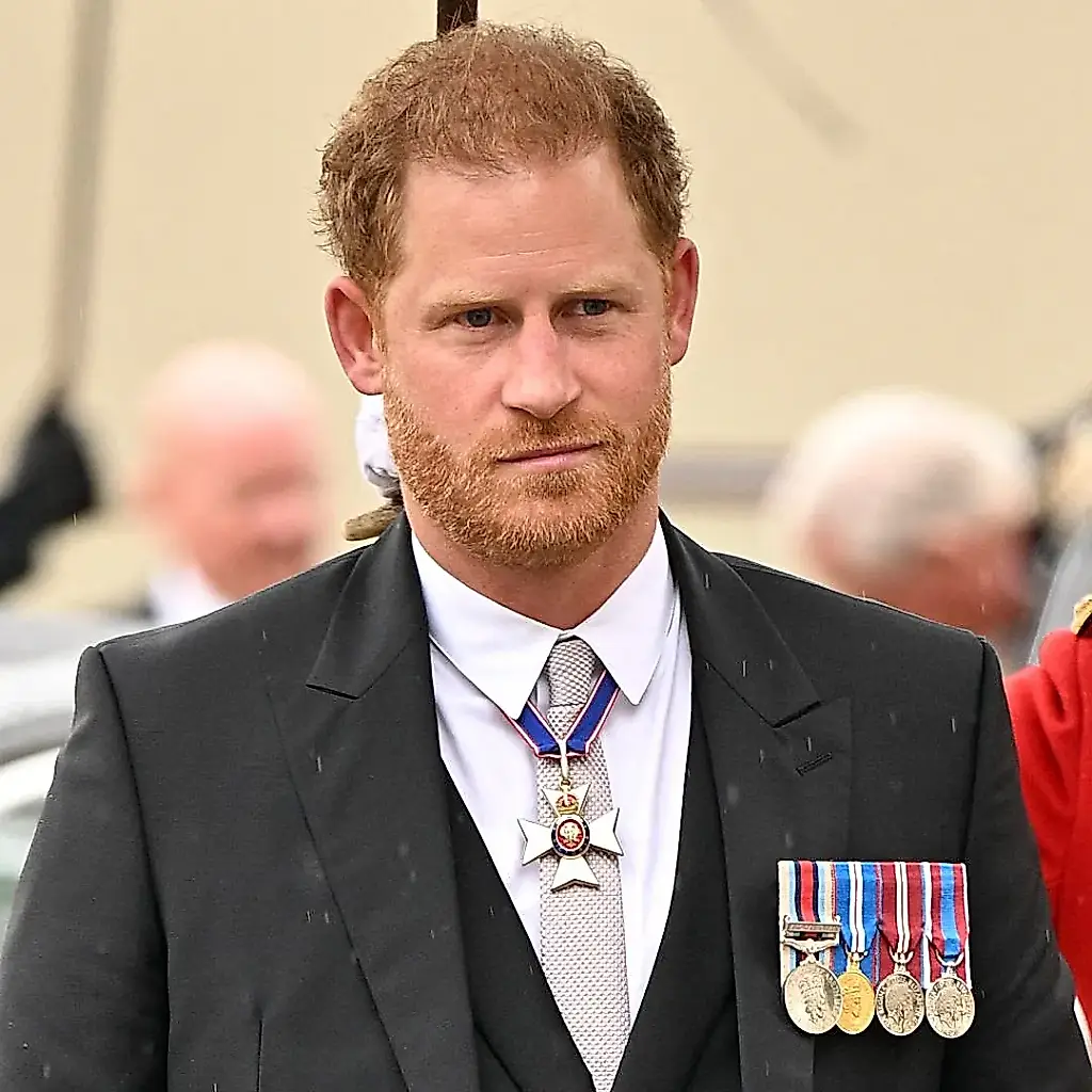Por qué el príncipe Harry se disculpó por su «comportamiento tonto» al conocer por sorpresa a un antiguo mayordomo