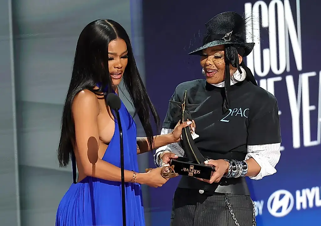 Janet Jackson entrega a Teyana Taylor el premio Icon of the Year en los BET Awards 2026