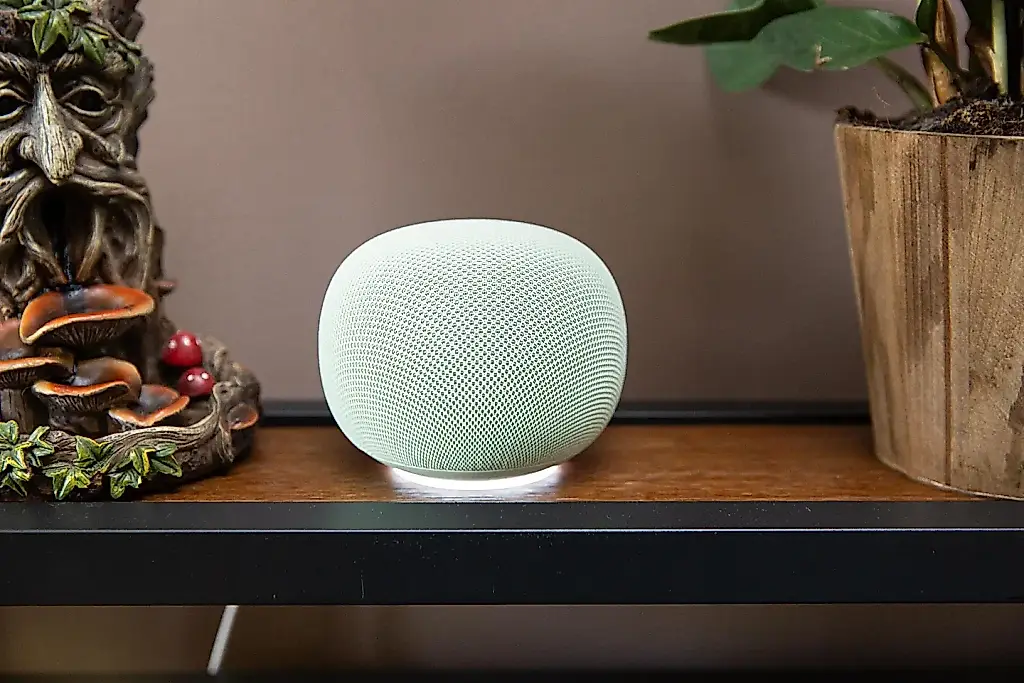 Google lanza un altavoz inteligente, pero la IA está «verde»