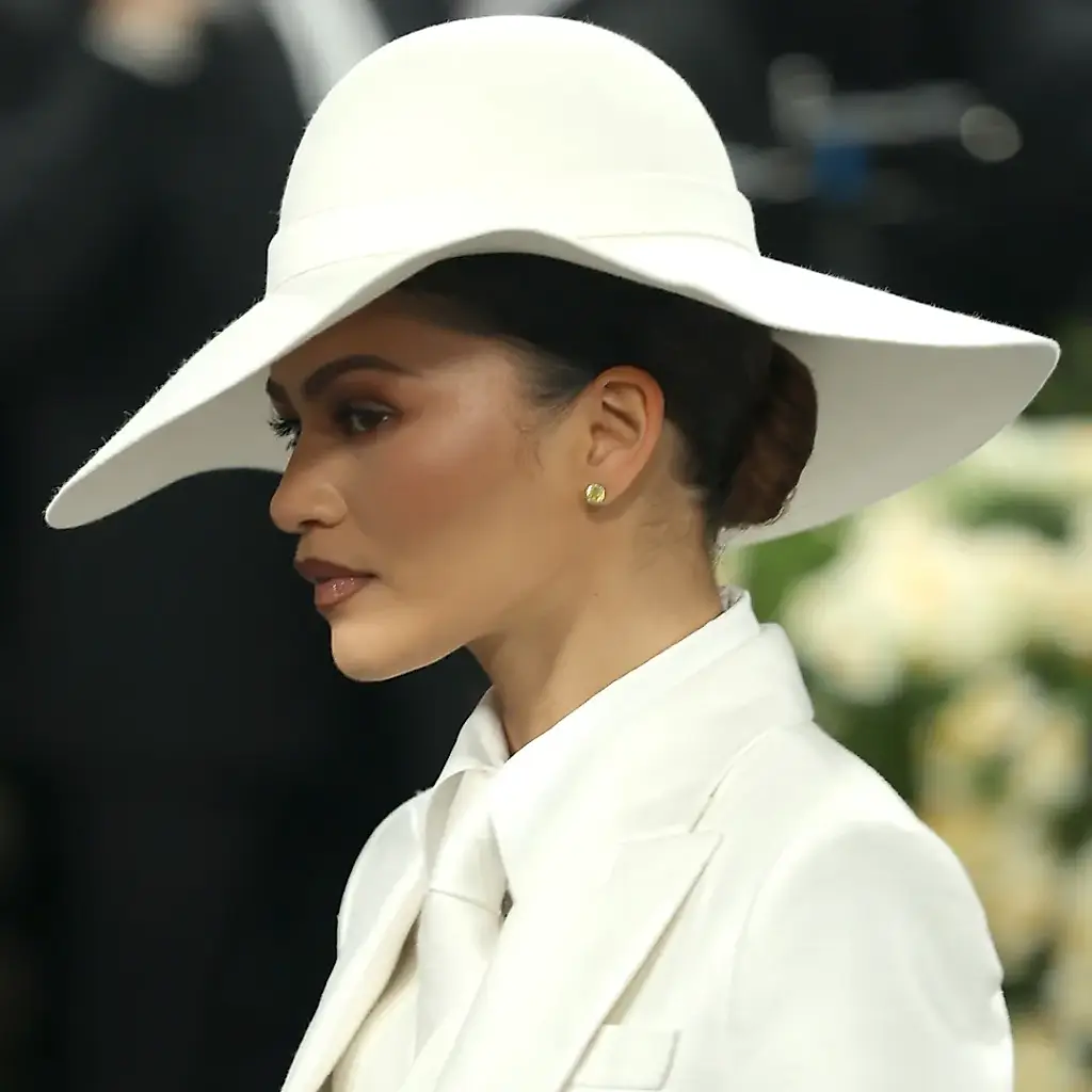 Секреты утреннего наряда Зендаи после Met Gala: дождливый день и стильный каприз