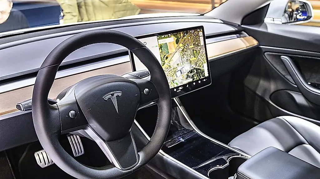 Un conductor de Tesla, acusado de homicidio por un accidente mortal en Texas