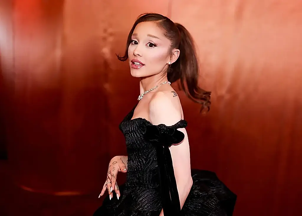 El vaivén lírico de Ariana Grande: pistas de una vuelta con Ricky Alvarez