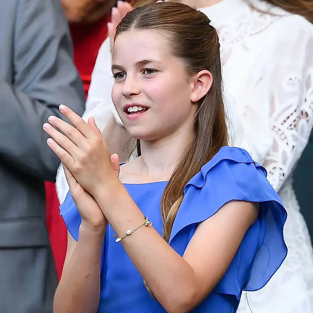 Un brazalete con un guiño a Diana: ¿Charlotte se hace mayor?