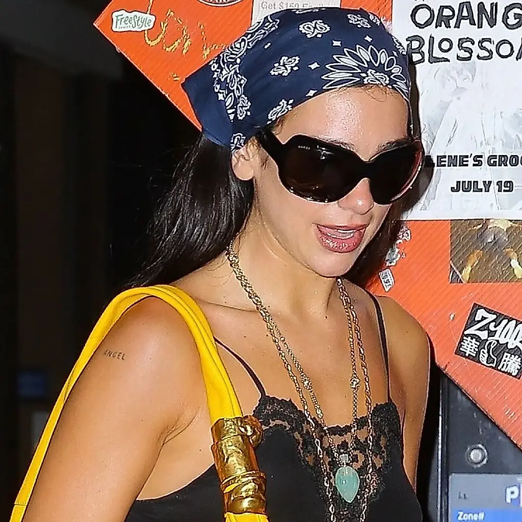 Dua Lipa, con look de «abejorro chic»: una apuesta atrevida en negro y amarillo