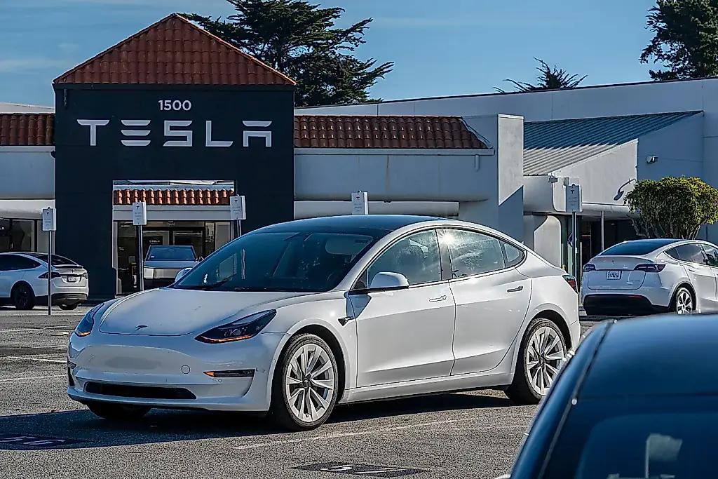 Un conductor de Tesla desactivó el piloto automático y provocó un accidente mortal en Texas