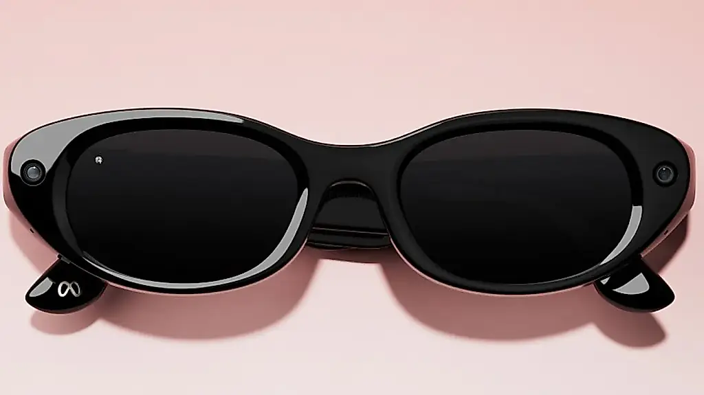 Активисты захватили остановки Лондона фейковыми рекламами Meta Glasses