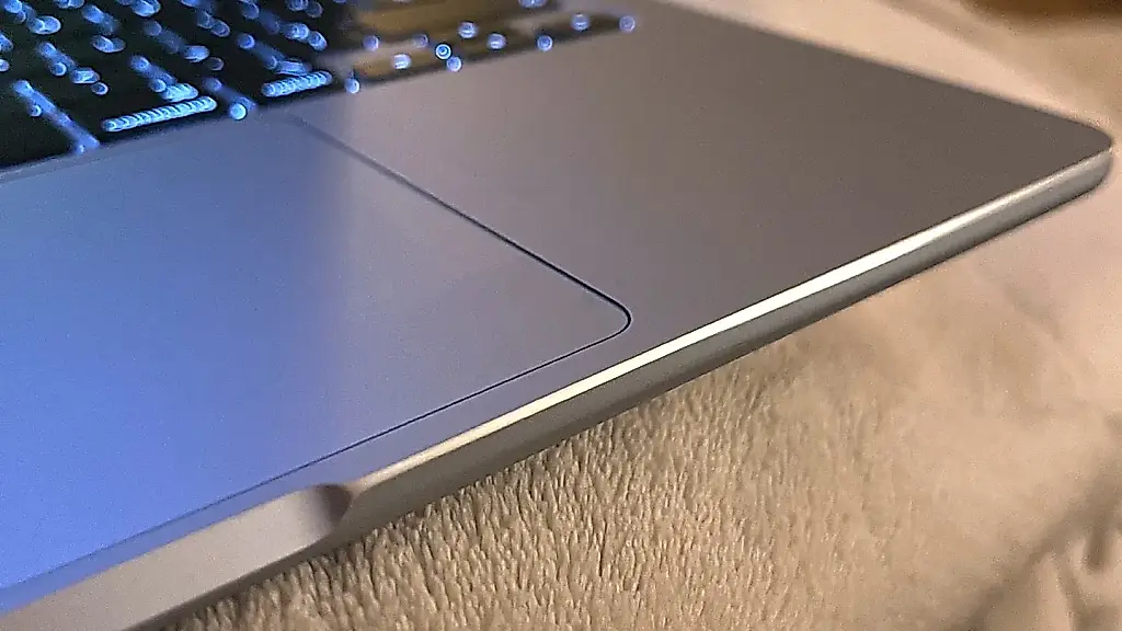 Usuarios de Apple liman las esquinas afiladas de sus MacBook para ganar comodidad