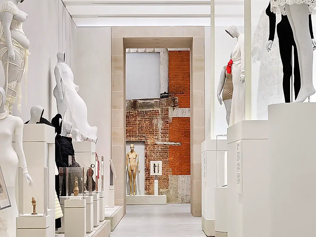 Escándalo por un vestido en la exposición del Met