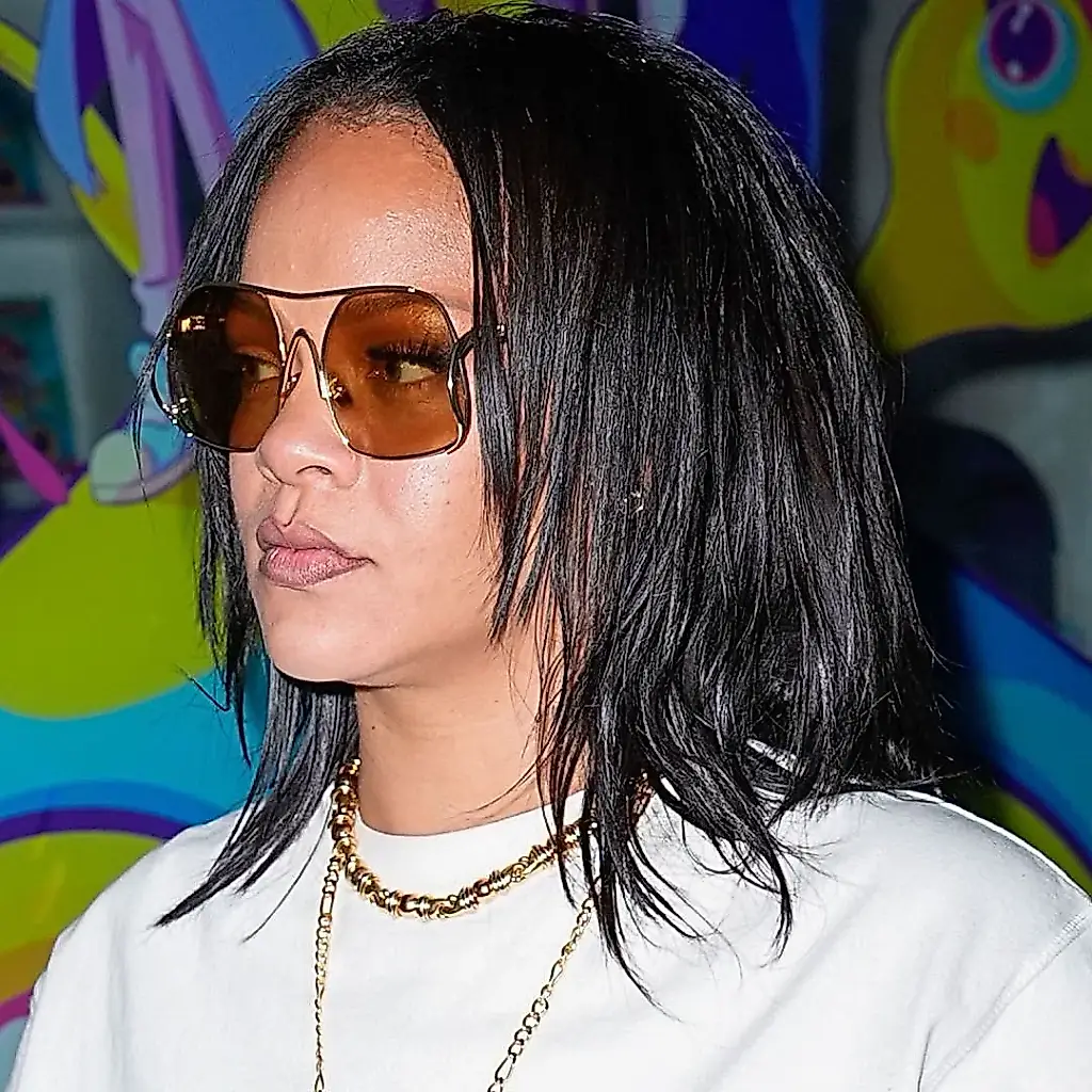 Cómo llevar vaqueros blancos y camiseta al estilo de Rihanna