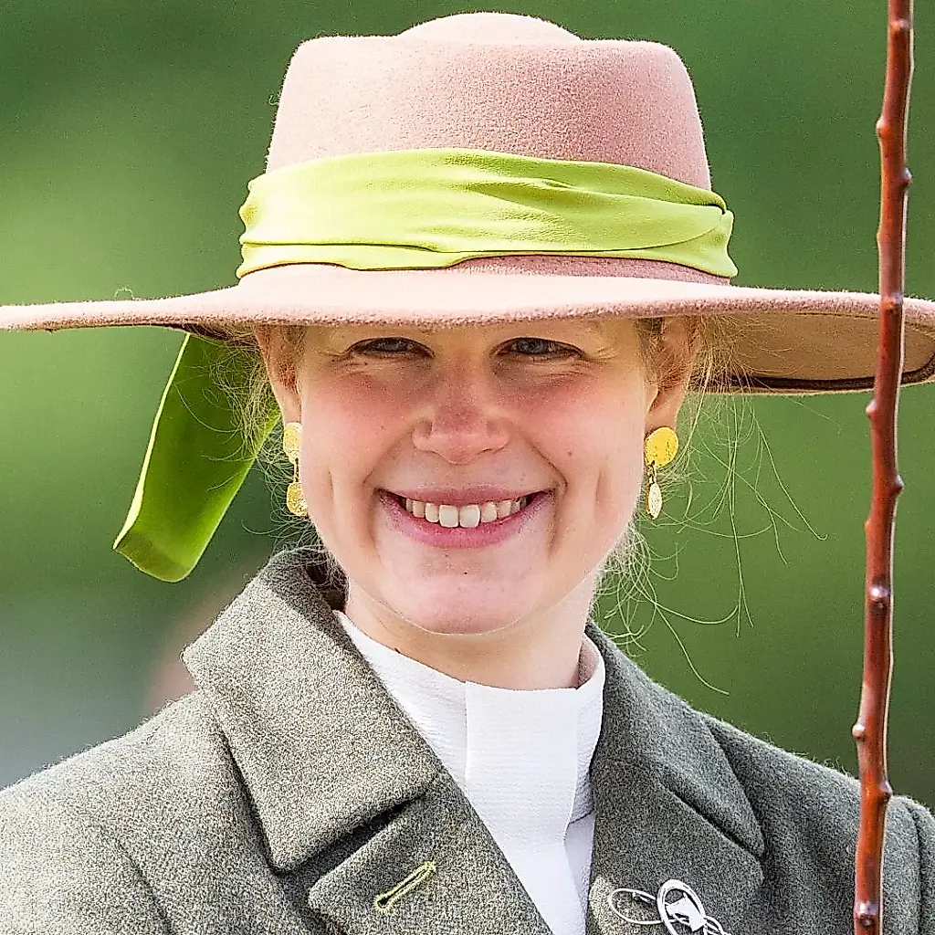 Lady Louise sigue la moda real: un sombrero heredado