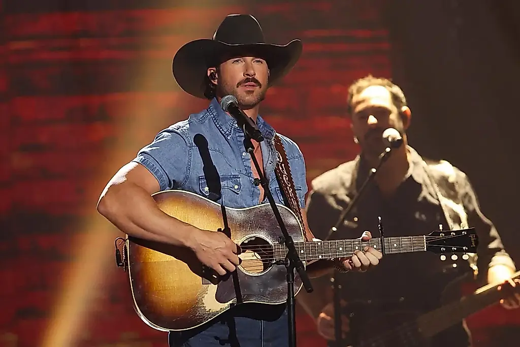 Riley Green на ACM Awards: Шляпа, деним и медленные баллады
