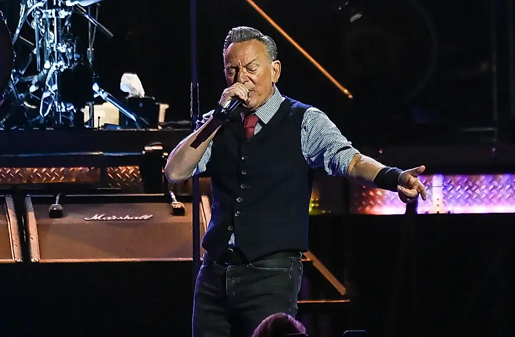 Bruce Springsteen apoya a Stephen Colbert actuando en la despedida del programa