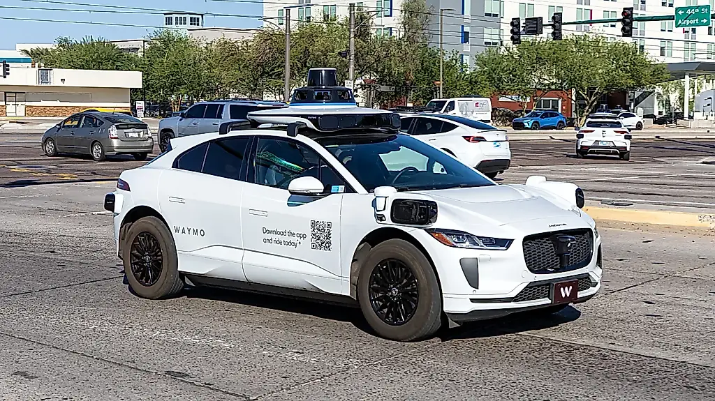 Los robotaxis de Waymo siguen entrando en carreteras inundadas en Atlanta y San Antonio