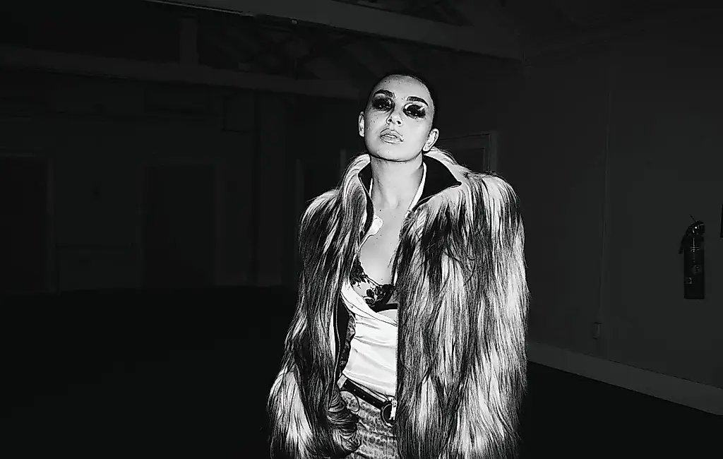 Charli XCX presenta el nuevo vídeo «SS26»: París, pasarela, apocalipsis y autoironía