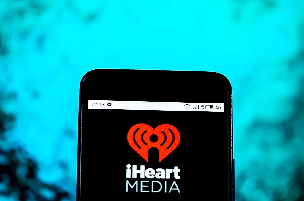 Радио в заложниках у кризиса: iHeartMedia поднимает, Cumulus медленно тонет в 2024 году