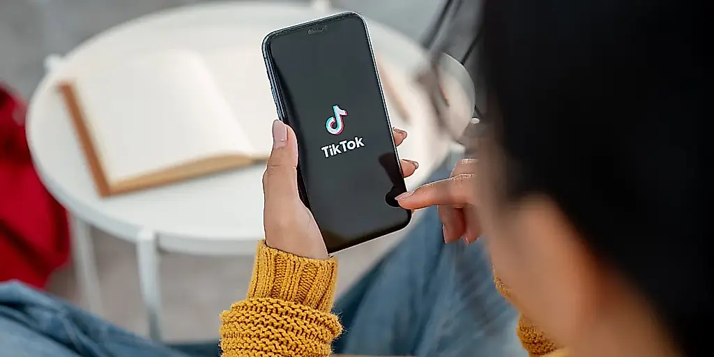 TikTok ловко подкручивает политическую повестку? Исследование научного журнала Nature вскрыло дисбаланс: рекомендательный алгоритм TikTok чаще подсовывает консервативные и анти-Демократические видео даже тем, кто политикой не интересуется. Для чистот