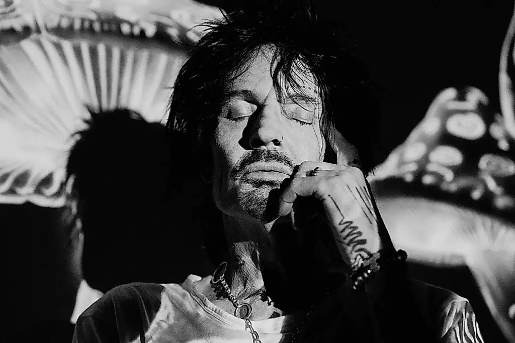 Tommy Lee recupera Tommyland con el nuevo tema «Stupid World»