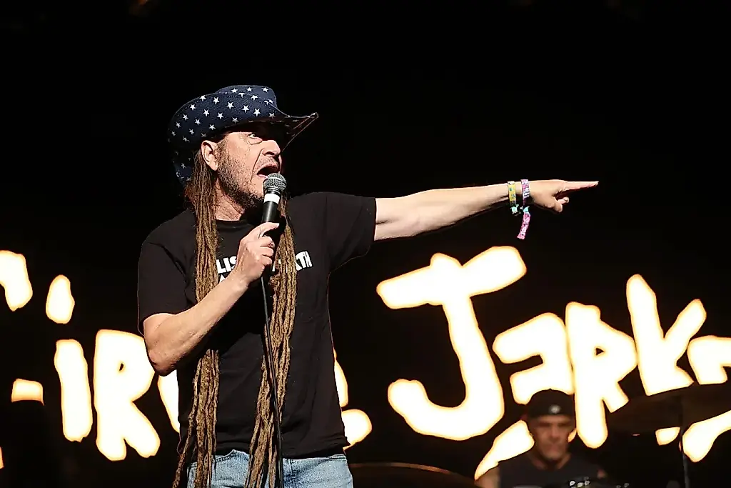 El cantante de Circle Jerks monta un escándalo en un concierto