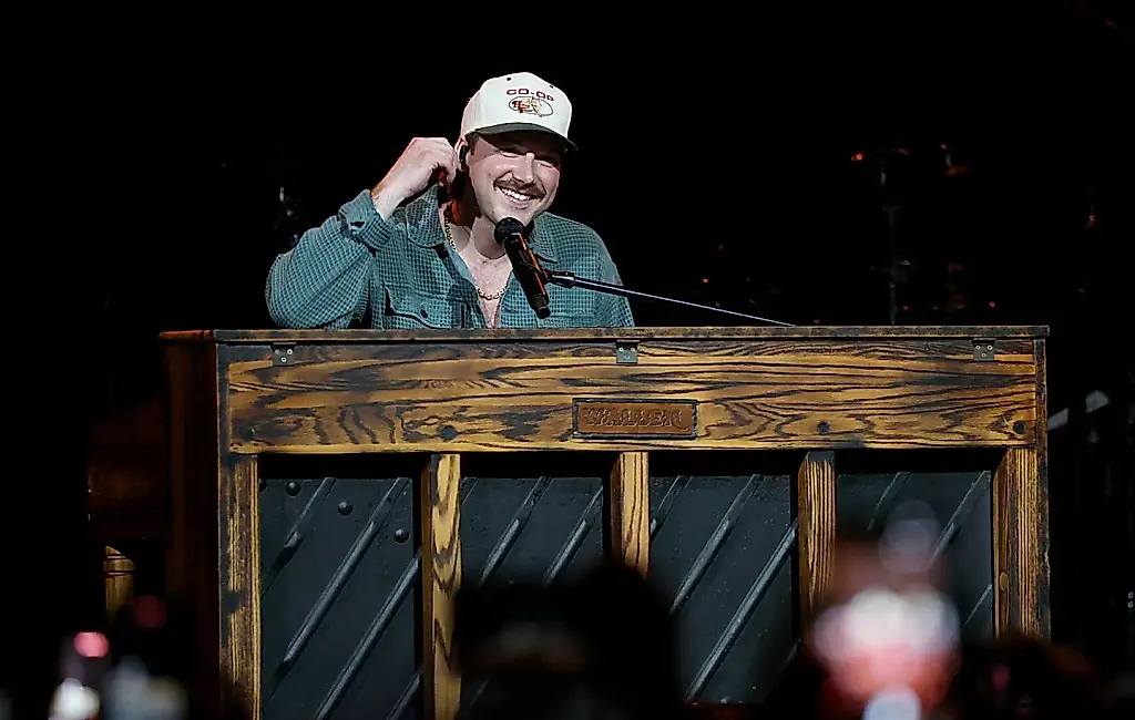 Morgan Wallen vuelca un piano durante un concierto en Denver