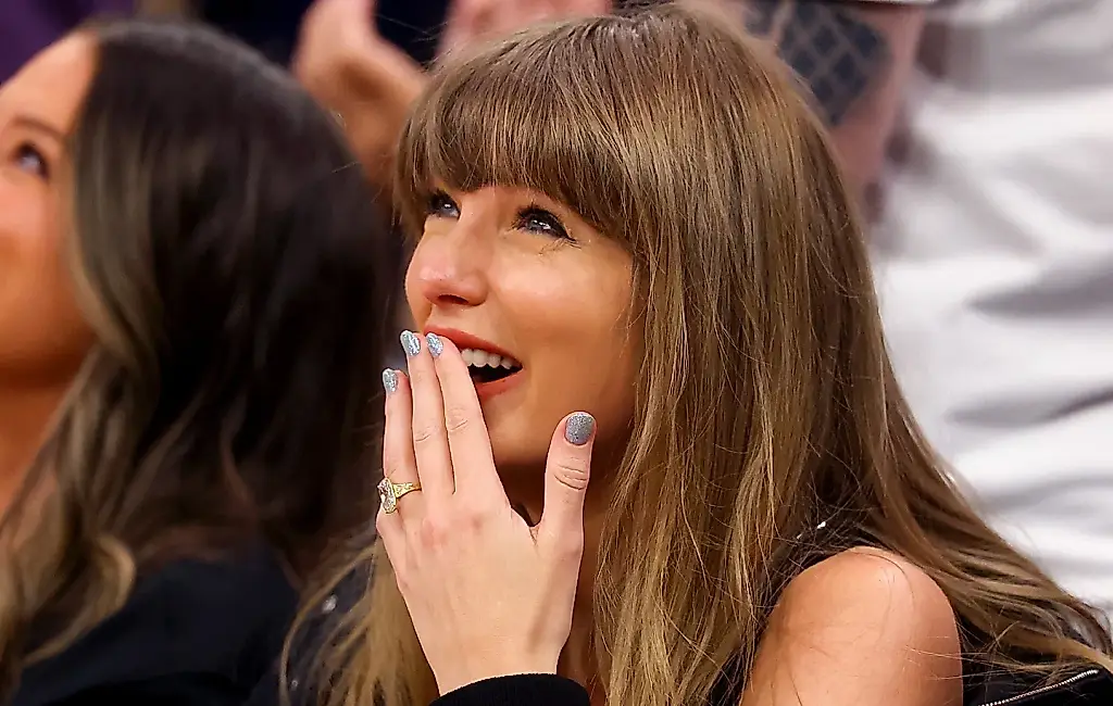 Taylor Swift y Toy Story 5: rumores insidiosos y vallas publicitarias entre las nubes