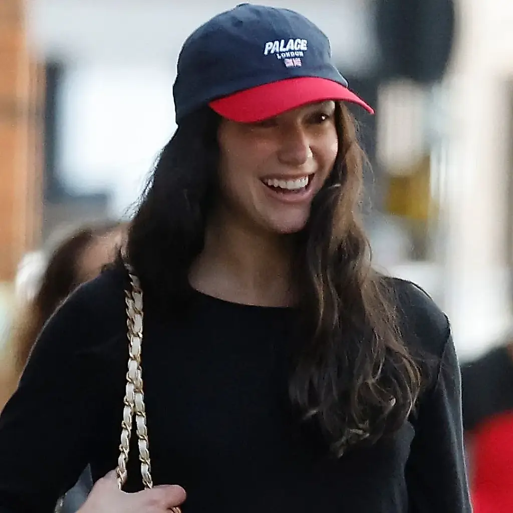 Dua Lipa convierte el estilo nupcial en tendencia: los vaqueros blancos están de moda