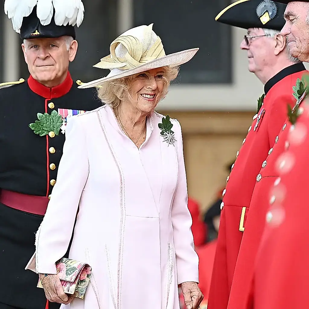 Vuelve el bolso real: Camila actualiza el accesorio de Isabel II