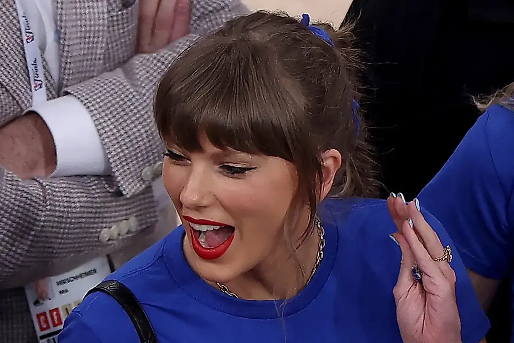 Taylor Swift y las hermanas Haim, en la final de la NBA: camisetas ingeniosas y cambio de prioridades