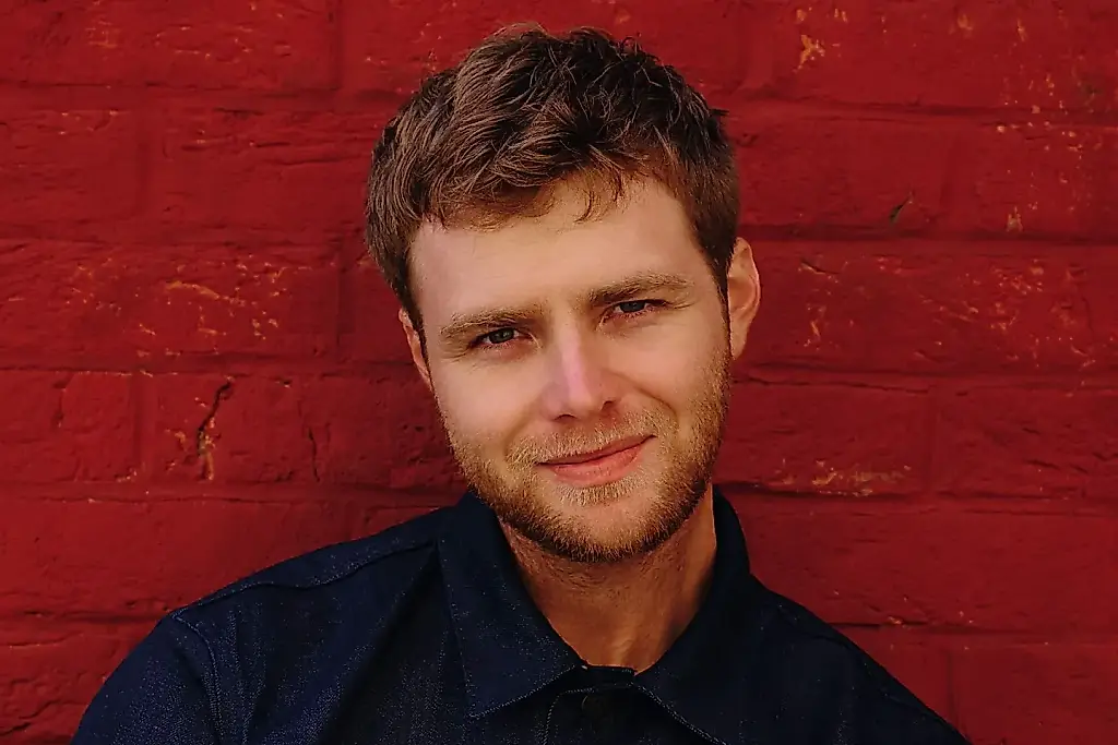 Alex Warren cancela su concierto en Auckland por enfermedad