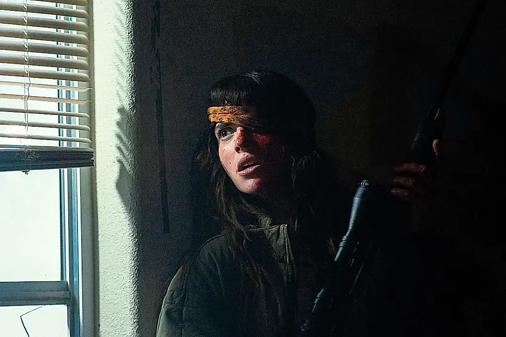 «Onslaught»: sangre, VHS y una madre con motosierra