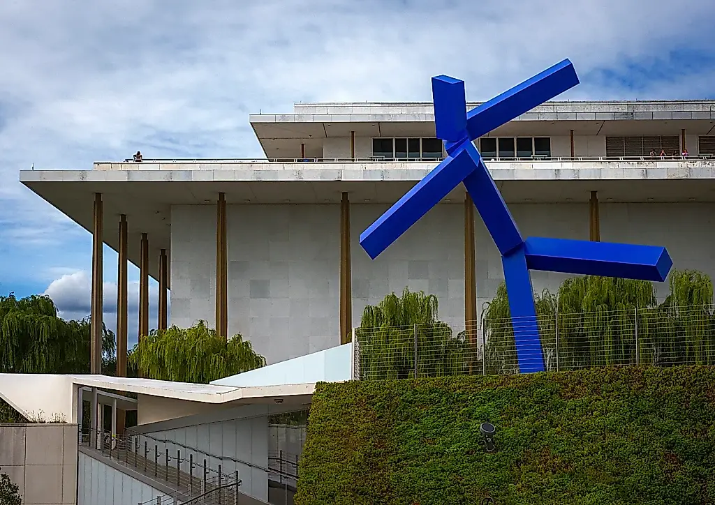 La escultura azul desaparece