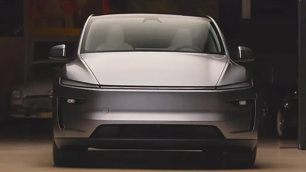 Джей Лено наездил на 2026 Tesla Model Y: опыт от первого лица!