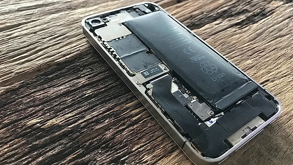Почему производители смартфонов отказались от съемных аккумуляторов (и зачем возвращаются к ним)