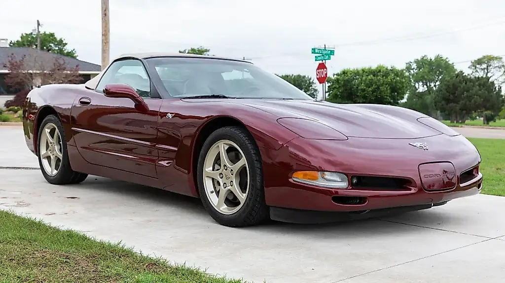 Золотая мечта: кабриолет Chevrolet Corvette 2003 года
