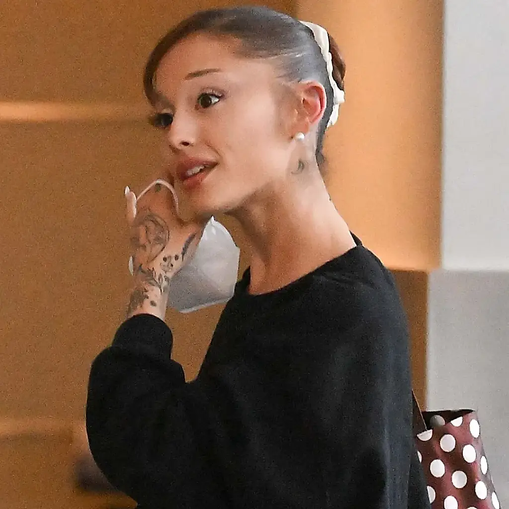 Ni bailarinas ni salones: el estilo híbrido de Ariana Grande para Sandy Liang combina lo mejor de dos mundos