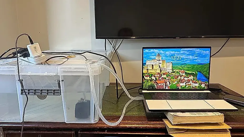 Resucitan un portátil con una caja de plástico