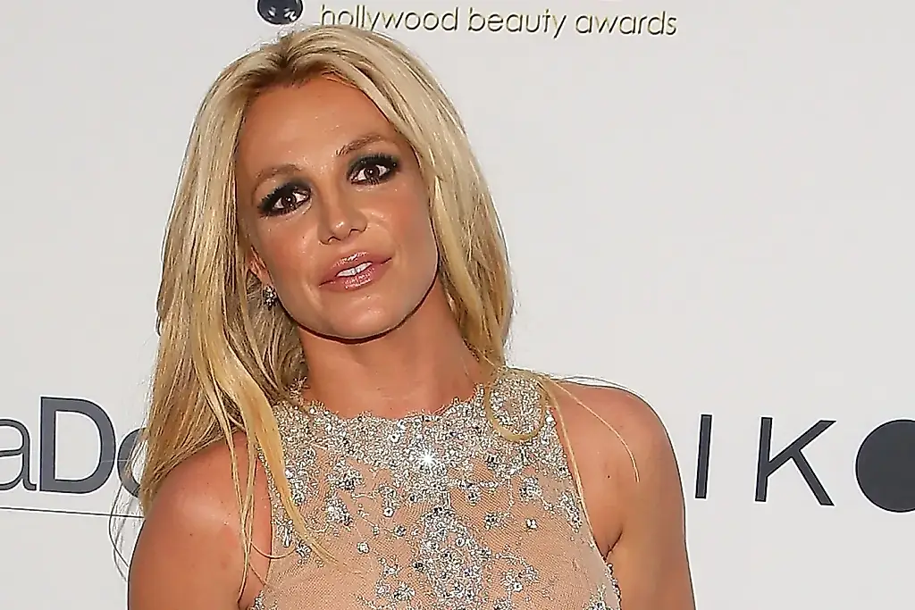 Britney Spears recuerda a las estrellas quién se puso primero el uniforme escolar